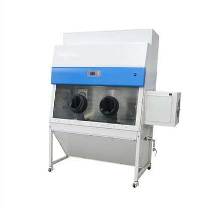 3 klasės biosafetinė spintelė su pirštinėmis ir pravažiavimo dėžute